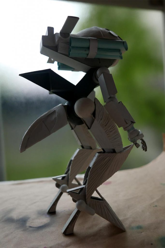 いっさいプラスチックを使ってない。プラモ用パテも使っていない。紙と紙粘土の張りぼて案山子。臭いも無く直接手で触っても平気で値段も安いと、すごい快適だった。

問題は収納スペース（笑）。どうしよう？