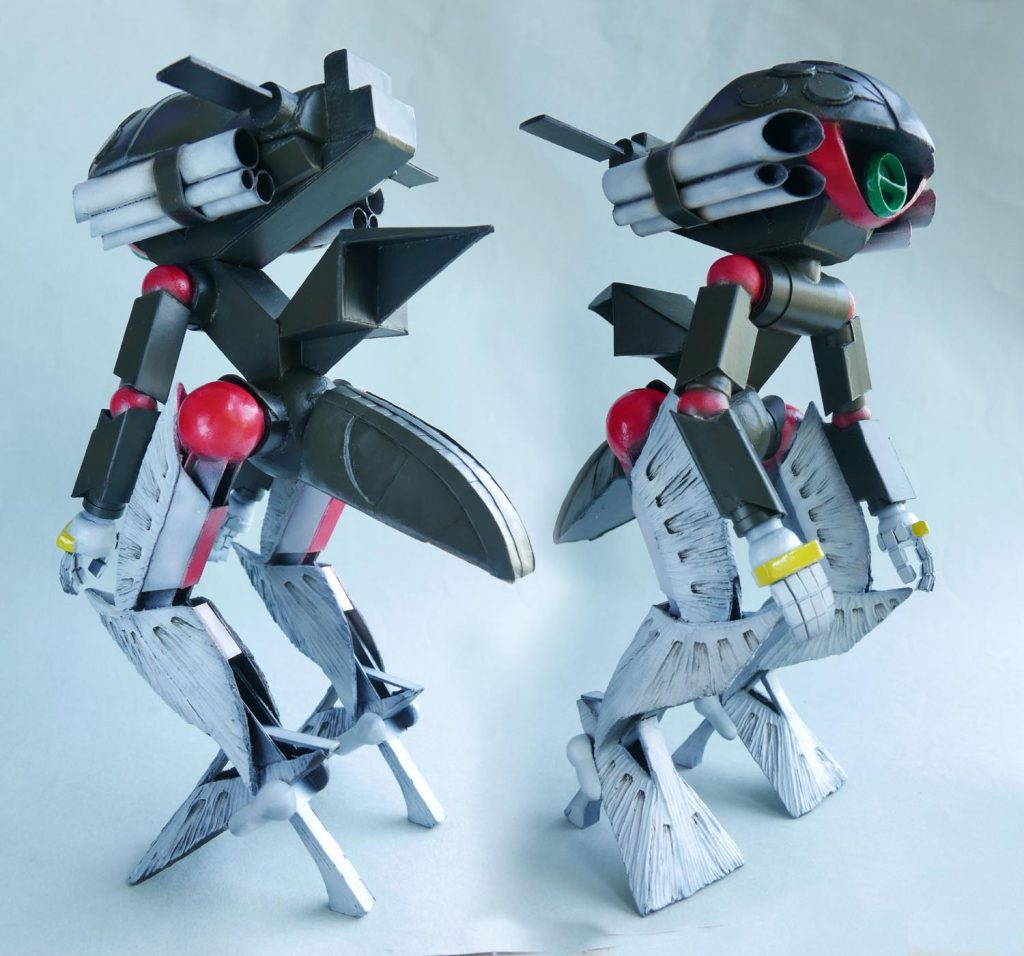 ウォドムポッドが発売したらウォドムに改造しようと思って画像検索していたら、意外なほど流用できそうになく、これなら一から作っても同じじゃないのか？と思って作り始めて、完成しちゃいました。ディテールはかなり省略しているけど、雰囲気模型としては満足。気が向いたら付け足そう。

もともとのウォドムのままでキット化できないのって、まぁいろいろ理由があるんだろうけど、「ガンプラとしてキット化できるレベルにデザインを調整して」って頼まれるメカデザイナーさんってどんな気分なのかなとか想像すると、ちょっとかわいそう。自分のオリジナル作品を世に出したくてその仕事に就いたのだろうに、やることはトップデザイナーのデザインを玩具にできるように劣化させる作業なのかと。

百式壊とかキュベレイダムドなんかも、永野守デザインのままではキット化できないから、ガンプラにしようと思ったら誰かが劣化させなくちゃいけないわけだけど、やったらやったで永野守ファンからは「パクリだ」「劣化コピーだ」と馬鹿にされるわけで、それを仕事として引き受けなきゃいけない人は大変そう。