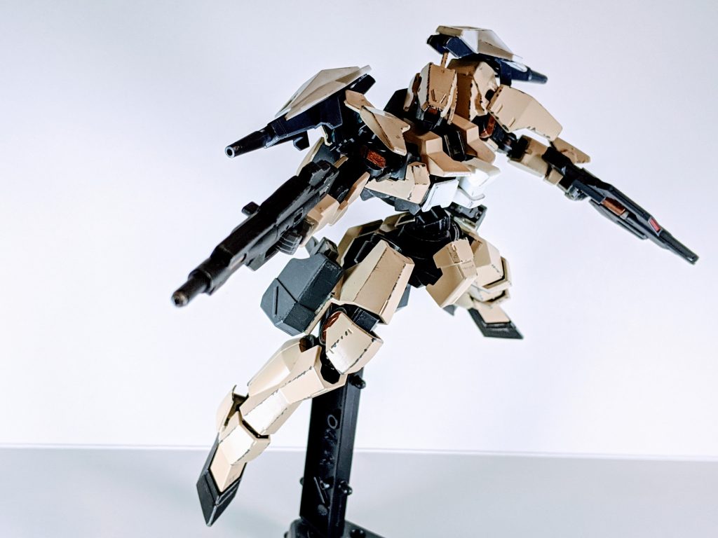 塗装はフレーム部分をシタデルカラーで塗装後にドライブラシ、装甲は新水性ホビーカラーで筆塗り後にチッピングしました。