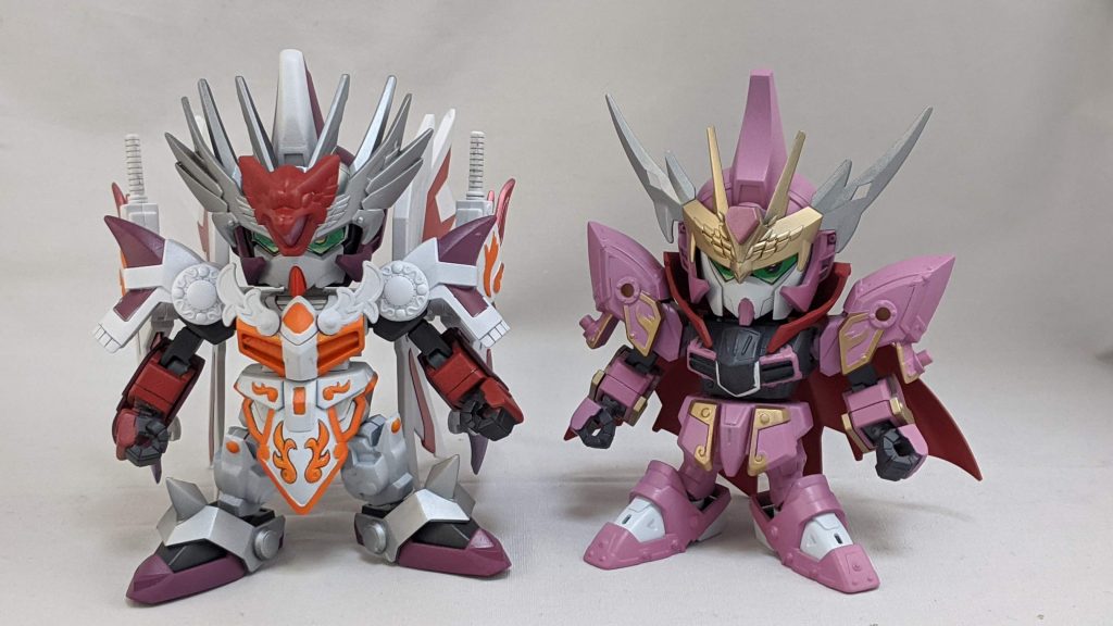 以前作った[鳳凰ジャスティスガンダム](https://gumpla.jp/sd/352357)と。
どちらも特徴的な曹操ガンダムの兜を使ってるんですが、似ないように形状を変えてます。