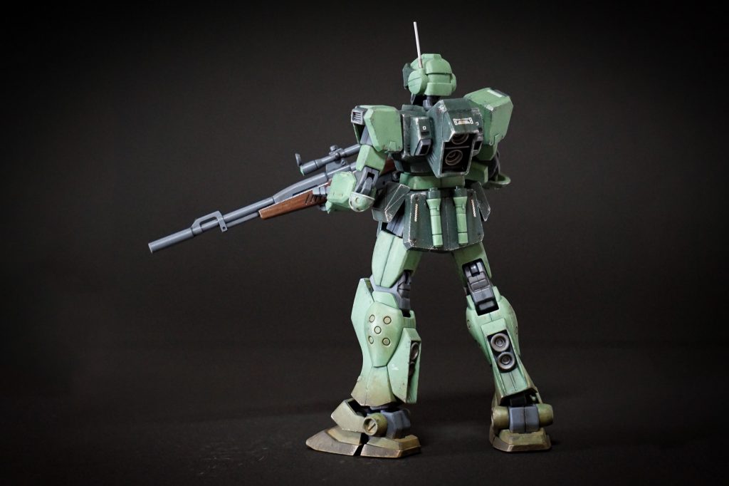 以下、脳内妄想です笑
パイロットは地球連邦陸軍極東方面軍に所属。派閥争いに関わる失態を犯した父の肩代わりとして、地球永住権と引き換えにとある高官の私兵として「裏稼業」を行なっている。
この自身の出自を嫌い、連邦軍に対して嫌悪感を抱いている。機体に連邦軍所属エンブレムを貼ることさえ嫌い、パイロットスーツも連邦軍章の無い改造品を着用している(さすがに制服は正規品を着用し諦めている様子)。
愛機のジムスナイパーⅡは自身の狙撃スタイルに合わせてた改修が施されており、右膝には狙撃体勢を安定させるニーパッドが追加され、裏にはコンバットナイフを備える。本体のみならずライフルにまで手が加えられており、ストックレイアウトを変更し連射性能と弾倉の強化が施された。