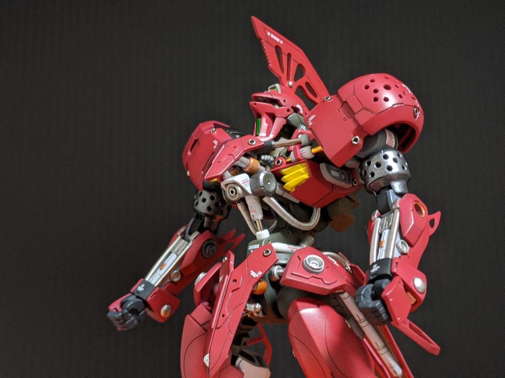 脇などの密巻スプリングは自作して変えてます。
腰のサイドアーマーはくり抜いてキットのトラス構造をそのままに見えるようにしました。