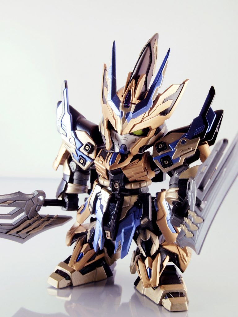 ガンダムフェイスで斜に構えた感じで。首の隙間が気になるので。
可動範囲は狭いのでポージングはあまり決まりません。