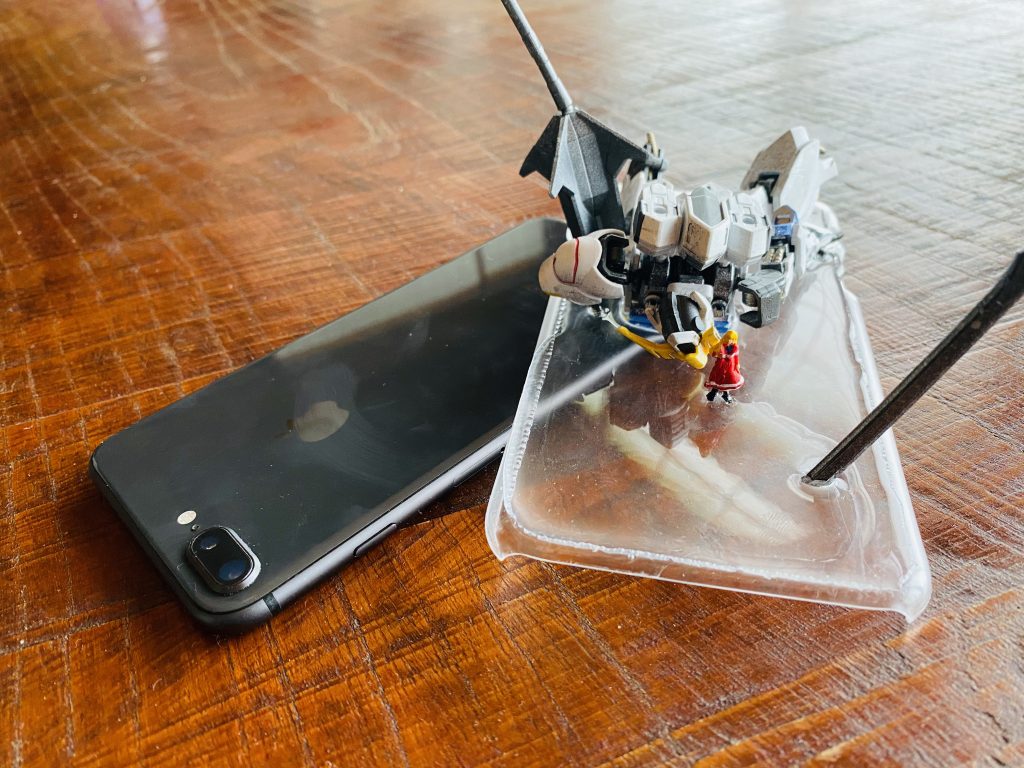 カバーを取り外して、ディスプレイ面を上にして付け替えます(ボタンに干渉しないよう、側面を加工済み)