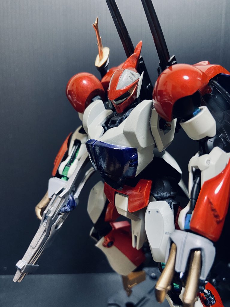 そもそも別作品で初ミキシングを目指し、ユーゴー独特の頭が欲しくて買ったのですが、足の逆関節と、初めての鉄血系フレームに感動し、このままは勿体無い！と急遽活用できるキットを探しました。鉄血の無骨なロボロボしい感じと、オーラバトラー独特の有機的な雰囲気の両立を目指しました。