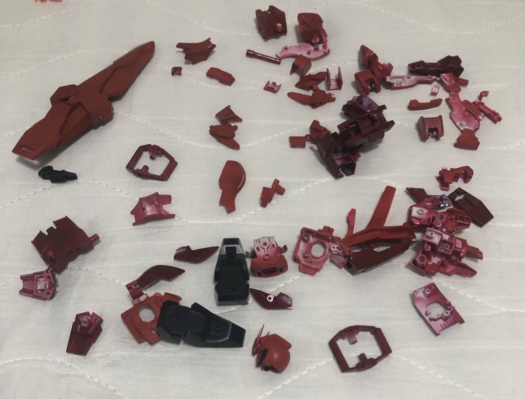 いい感じに塗り分けしてます
赤は普通と少し暗めの色で塗り分けてます
あとは所々にミッドナイトブルーを使ってます