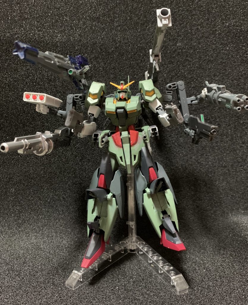 一斉射撃状態
腰のサイドアーマーにビームガンを隠し武器として装備させました。
足の隠し武器は実弾式の突撃銃となっております。