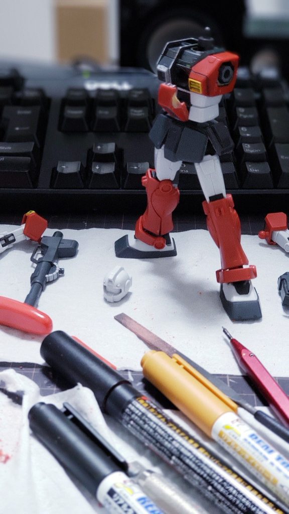 制作途中。
このキット、胸ハッチをカットするとポリキャップが支点になってメンテナンスハッチオープンが再現できます。コクピット内も作り込むつもりでしたが今回は断念。