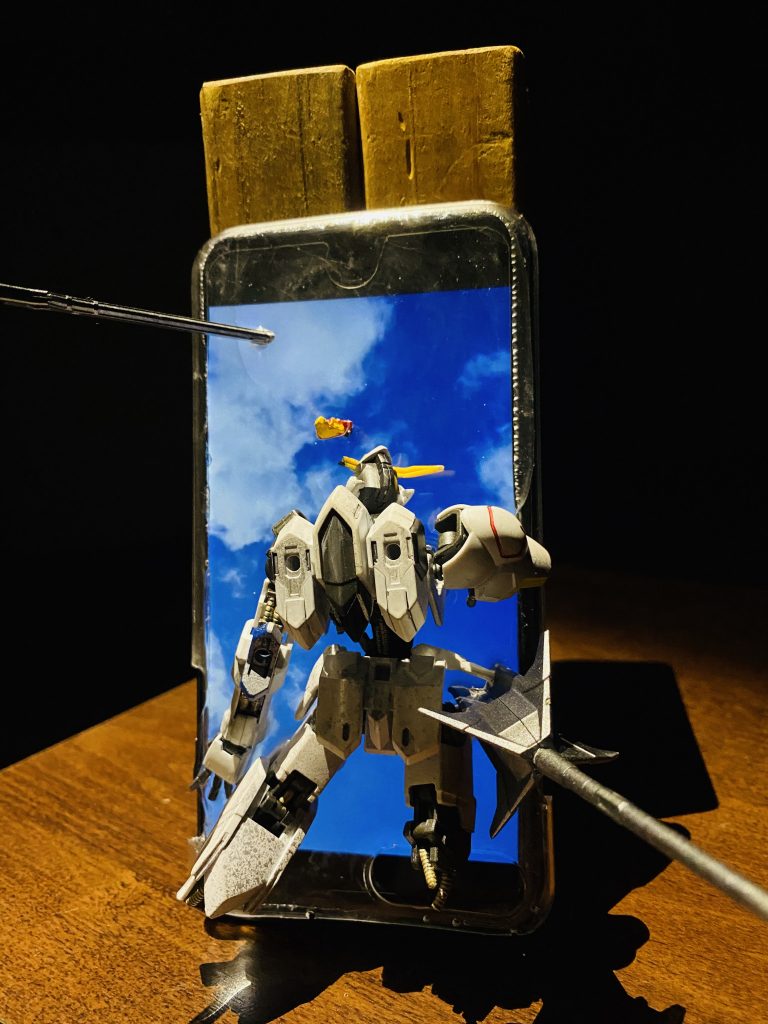 ディスプレイ面と合体させるとこんな感じです。両足と右手は途中で切断しています。パイプが飛び出た感じに加工しています。