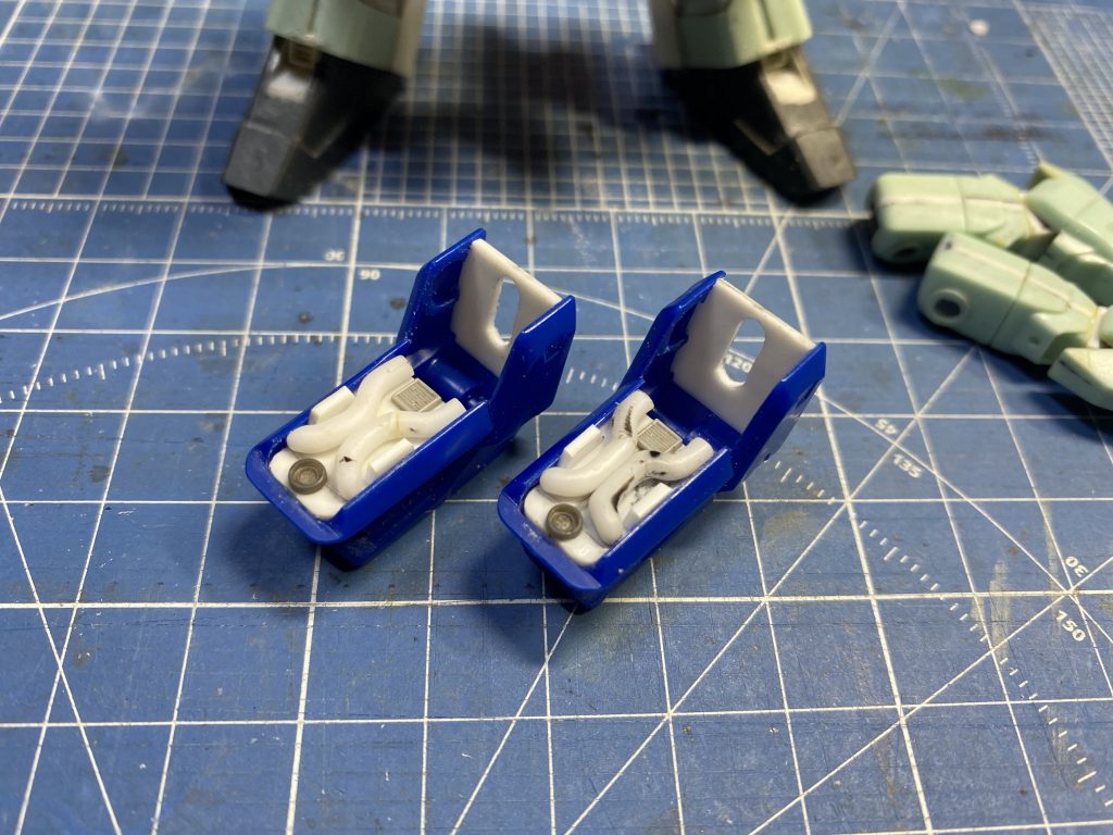 肩の内側のディテールアップにはプラ棒を熱で曲げてパイピングしました。