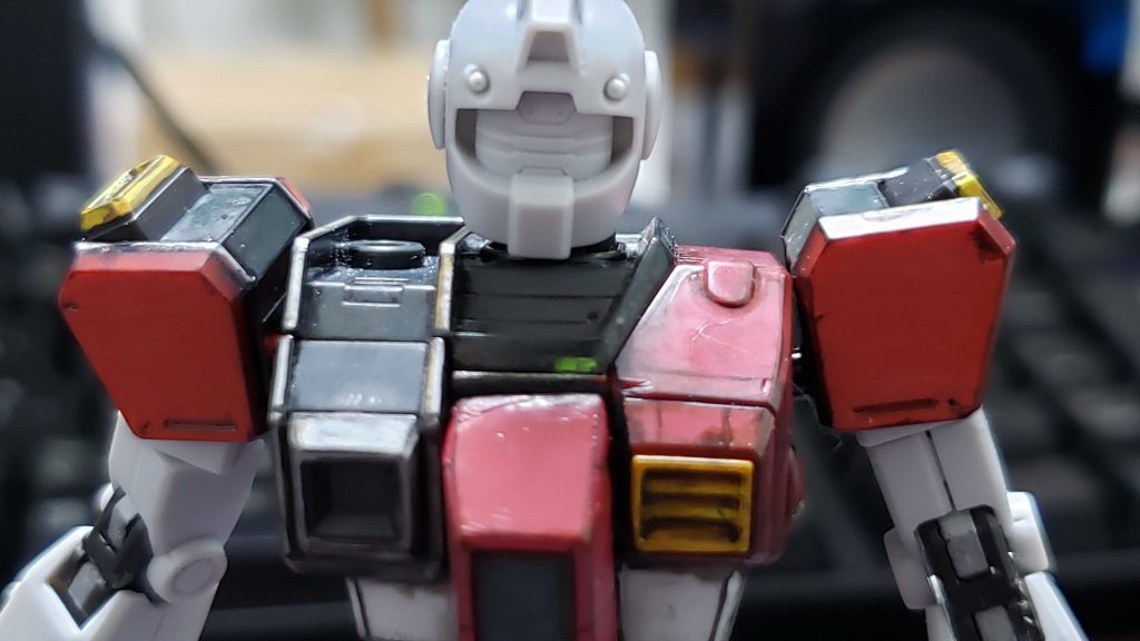 上半身制作中。
外装完了後、胴体部から鉄の素材感を表現。赤は退色した感じで仕上げます。
続けてバランスを合わせながら他のパーツに順次反映していきます。