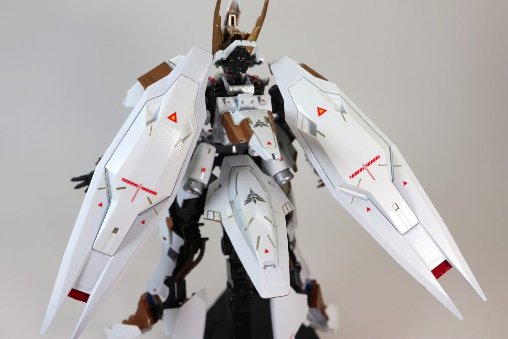 武装4 大型ウイング・ユニット
クロセルの機動力を実現する大型のスラスターユニットです。
このウイングと機体各所のバーニアにより、高機動・高推力を実現しています。
一方で、バーニア類が多いというのはつまり推進剤を多量に消費する。という事となり、本機の作戦行動可能時間は他のMSに比べて著しく低くなってしまっています。
本機はクロセルソードによる一撃離脱が基本戦法になる関係上、一撃一撃の攻撃力が低く戦闘時間が長くなる傾向にあります。
そのため、「戦闘時間が長くなりがちにも係わらず、行動可能時間が短い」というのが本機の大きな欠点となります。
また、射撃兵装を一切搭載していない(自機が常に高速で機動する関係上、装備しても敵機に当てられない。その上に装備すると重量増加で推進剤消費量が増えるため)という点も欠点といえます。