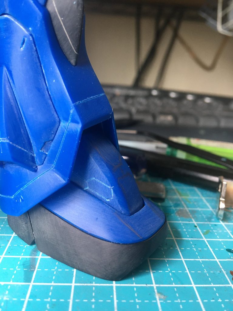 足の甲部分ホリホリ。スリッパも掘る？貼る？