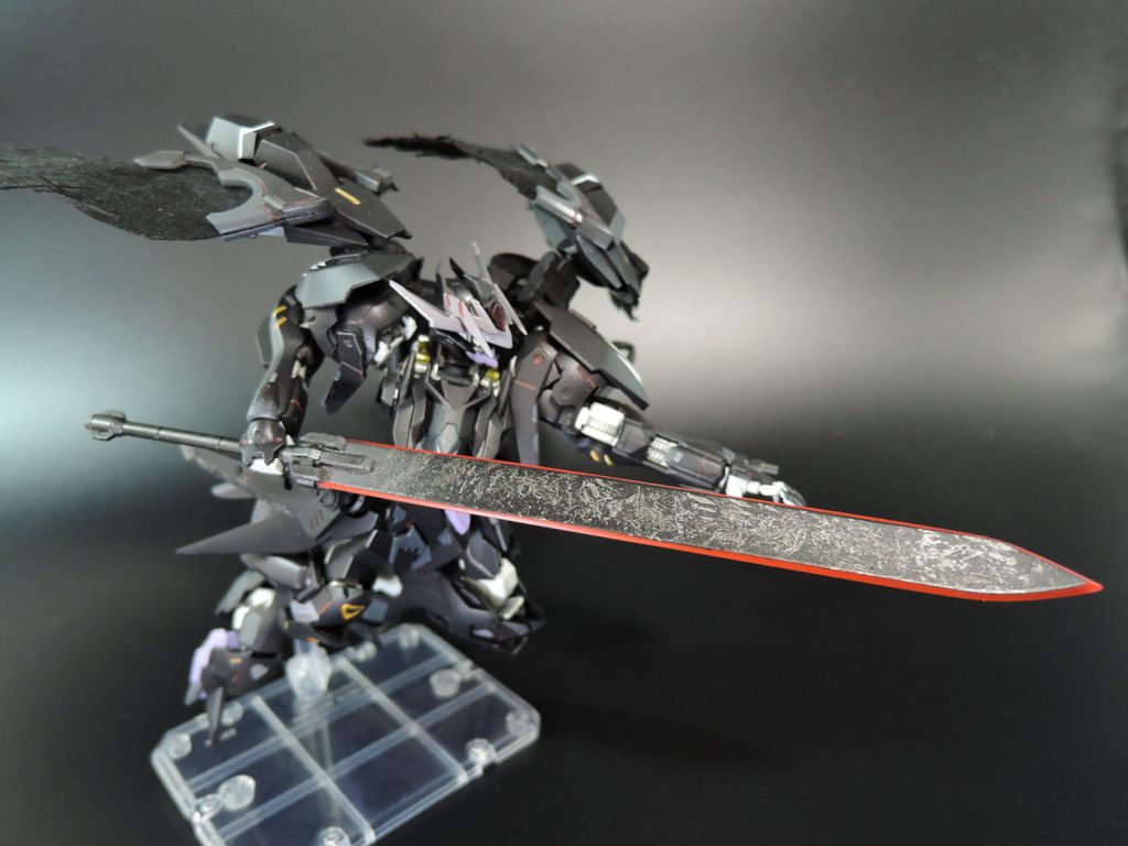 専用大剣
 
 本機専用の大型近接武装。刃の部分にルビーのような輝きを持つ鉱石から精製した合金を使用しており機体全長を越える大きさながら重量バランスに優れており、使いこなすのに熟練が必要だが高い切れ味と強度を持つ。
対MAにも使用可能。