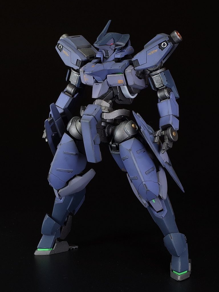 足腰の延長で高身長化
フレームは黒鉄色と焼鉄色で塗り分けシルバーでチッピング
装甲はウェザリングマスターでエッジを強調しています
カラーリングは某戦術機を参考にして蛍光色と水転写デカールを初使用
デカール失敗のトラウマがだいぶ軽減しました