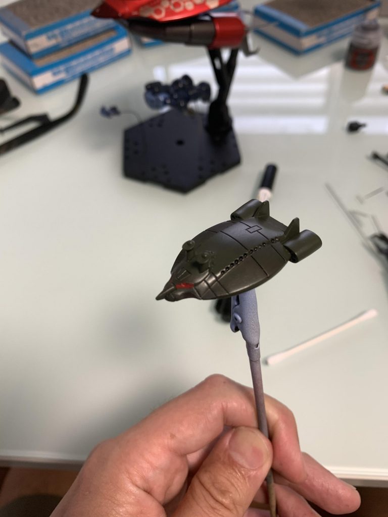 マッドアングラーは
上側：クレオスのオリーブグリーン
下側：シタデルカラーのアイアンハンドスティール
目？：シタデルカラーのメフィストンレッド
を使用、
スミ入れは同じくリアリスティックマーカーのニュートラルグレー3番です。