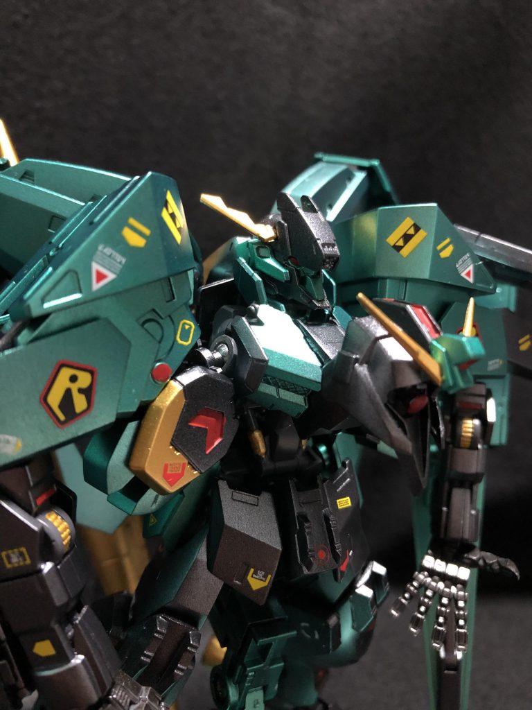 厄祭戦後に破壊されたガンダムフレームの一機

悪魔レラジェの名を冠し、弓の代わりに射撃兵装を過剰に搭載した本機は近接戦闘に関しては大型の槍で敵機を薙ぎ払い、遠距離戦闘は両腕のキャノン、腰部の大型ライフル、バックパックの腕が装備しているライフル、体にある顔から発射されるビームの計５門の銃口から一斉に銃弾が発射され敵機は近く事すら出来ずに撃破されていた。