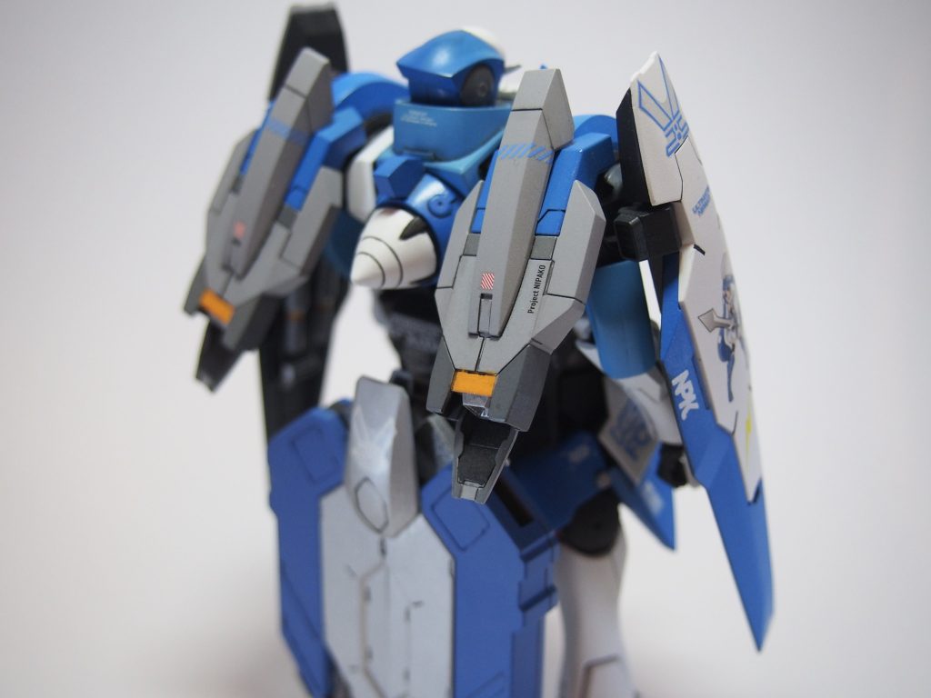 全武装装備状態は左右のシールドにデカール 盛り盛りにしてレーシングカー風に
また、背部には'いつもの'グシオンの巨大シザース(ニッパーではない)を装備させています