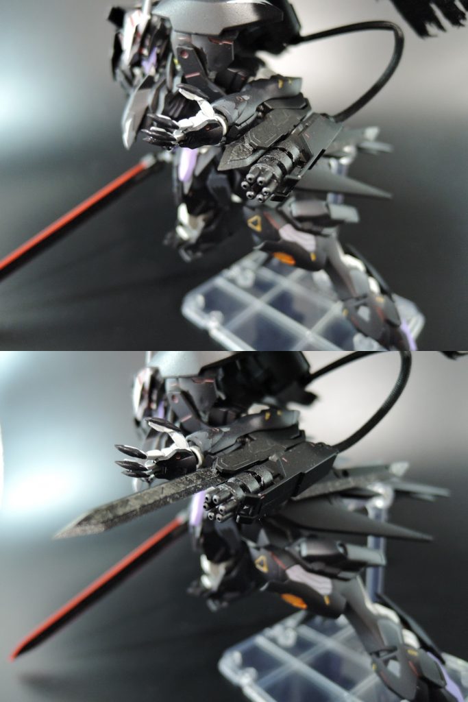 「ハンドガトリング」
 椀部ハードポイントに装備させる90mm口径ガトリング砲。グレイズの120mmライフルよりも口径が小さく威力も低いがそれを補って余りある連射速度を持つ。背部ハードポイントに大型弾倉とのセット武装。装弾数3000発
「収納式ダガー」
 椀部ハードポイントに取り付ける収納式の小型実剣。200mm砲やハンドガトリングの接続基部でもある。
刀身は特殊な鍛造と焼入れを行っており独特な模様をしている。