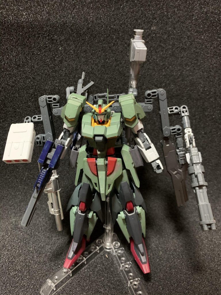 フル装備状態
バックパックが重すぎた為、スタンドを使わなければ自立出来ません(笑)
バックパックにはサブアームを採用しており、あらゆる銃火器を持たせる事を可能にしています