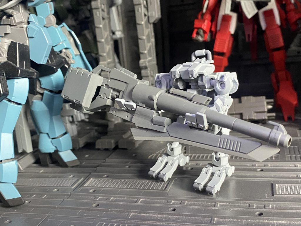 フォークリフトの様に後部にバランスウェイトがあるためそれなりに大型なMS用兵装も保持・運搬もできます。