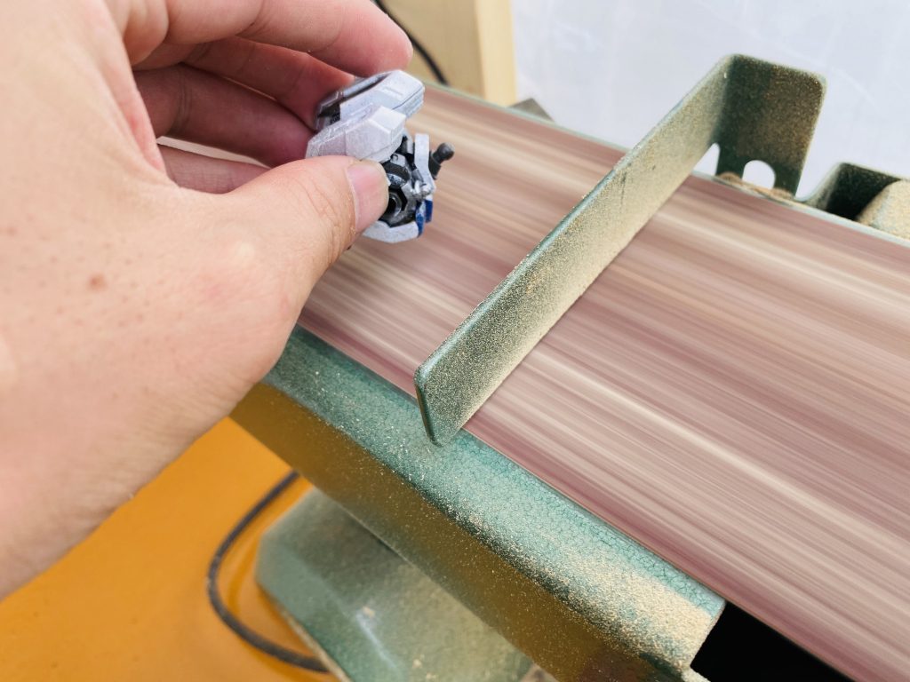 バルバトスを水面ギルギリに倒れさせるために、胸部は削ってあります。