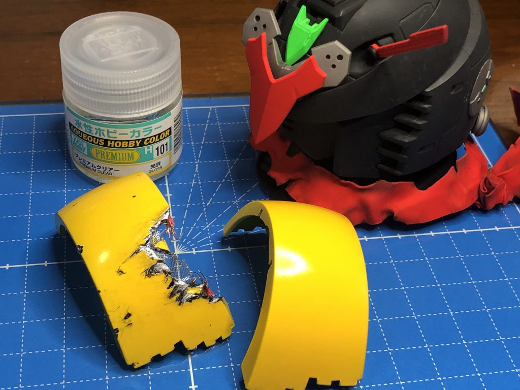 カメラアイはレンズ感をだす為に上から水性ホビーカラープレミアムクリアー光沢を使用。
他はこれのつや消しでコート。