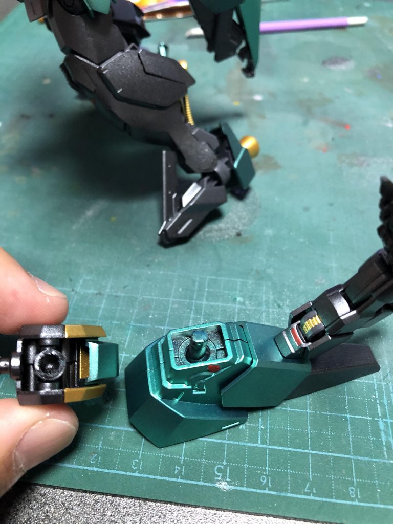 フライルーの足は軸ごと切断しています。フルシティの肩と腕の結合部分にはジャンクパーツのポリキャップを使い、フライルーの足と繋げました。