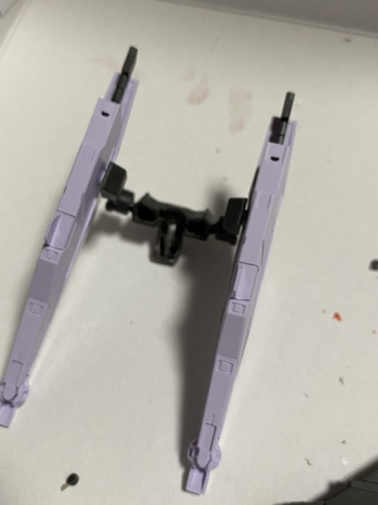 バックパックは腰ごと切り離してHGフェニーチェリナーシタのジャンクパーツと合わせて取り付けてます。