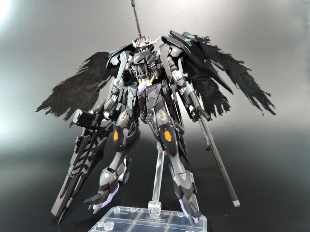 1 本来であるならばMAと接敵するまでは機能しているパイロット保護の為のリミッターが搭載されておらず常時出力リミッターが開放された状態である。頭部ツインアイが赤いのはそのため。
※ 後付けでリミッターを組み込もうとするとシステムフリーズを起こしてしまい組み込むことができない。
本来は追加で何らかの制御システムが組み込まれる予定だったと予想される。
2 常時リミッター開放状態の為フレームに過度のストレスがかかり出撃の度にフレームのメンテナンスも必要になる。
3 阿頼耶識システムからのパイロットにかかるフィードバックが非常に大きい。
※ 本来のガンダムフレーム機と違い本機はスロットルレバーを開けて機体出力を上げればそれに比例してパイロットへの負担も増大する仕様なのでパイロットがその辺をコントロールすれば負荷を低減させる事は可能。 
以上の理由からかなりのピーキーというよりは欠陥機