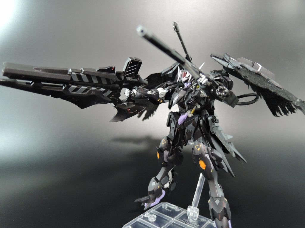 「専用バズーカ」右腕
 本機のメイン射撃武装、バルバトス等に使用されている滑空砲と同等の口径だが着弾と同時に炸裂する弾頭を使用しており通常のライフル等に比べて高威力であるがその分弾速が遅く使いこなすにはそれなりの射撃技能が必要。
銃身下部に一体化された大型のブレードが付いておりある程度の近接戦にも対応が可能。
椀部ハードポイントと干渉するので200mm砲(S)との選択式となっている
「ロングライフル」左腕
 各武装組織等が使用している月のヘパイストス社が開発した190mm口径のライフル。装弾数30