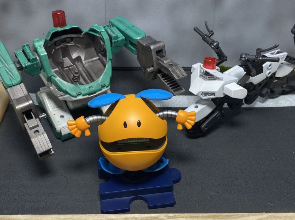 サブメカたち。
ハロは某警視庁マスコットキャラ、ローダーは機動救助車のイメージで塗りました。パトライトがなかなか調達できず、プラスチックのペンキャップを切断してクリアレッドで塗りました。