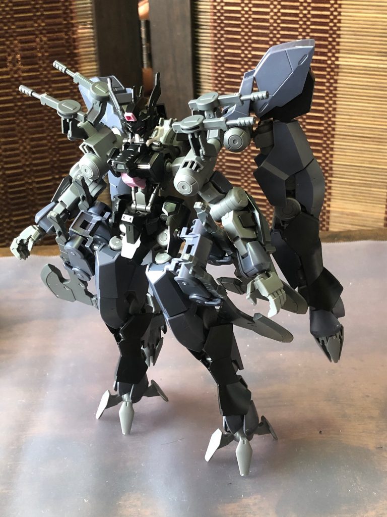 次に肩に内装しているバルカン砲を肩につけてみました。この場合肩の稼働範囲が狭くなるのであまりオススメはできません…