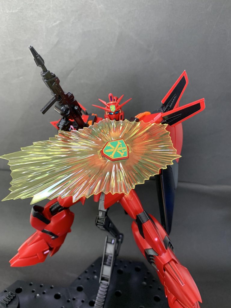 ビーム・ライフル、ビーム・シールド
ライフルはビギナ・ギナと同型のものですが、単にランナー流用の都合で付いてきただけのよう(説明書に組立方法こそあるものの解説はなく、機体SPECの武装欄にも記されてません)。
ビームシールドもよくあるタイプの形状でこれ付くのか?って思いましたがちゃんと固定されます。