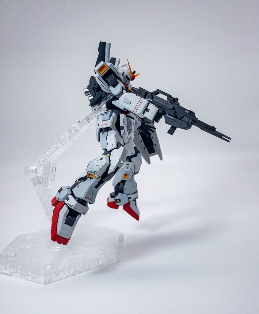 宇宙戦のイメージか、ふわっとした射撃ポーズがよく似合います。