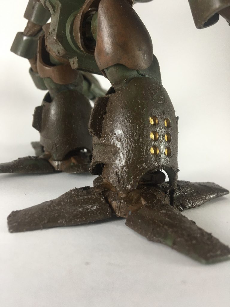 全身の泥汚れはファレフォのウェザリングペースト。特に足元は多めに盛り付けました。さらに、足元に関しては、上からファレフォのクリアコートを塗り付け湿った泥を表現。