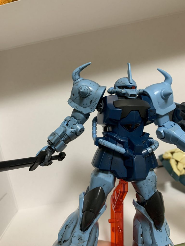 カッター、ヤスリ、古びたマイナスドライバーなどで傷をつけていきました。