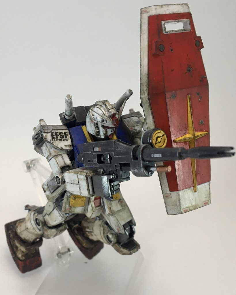 シールドを構え前進しつつ