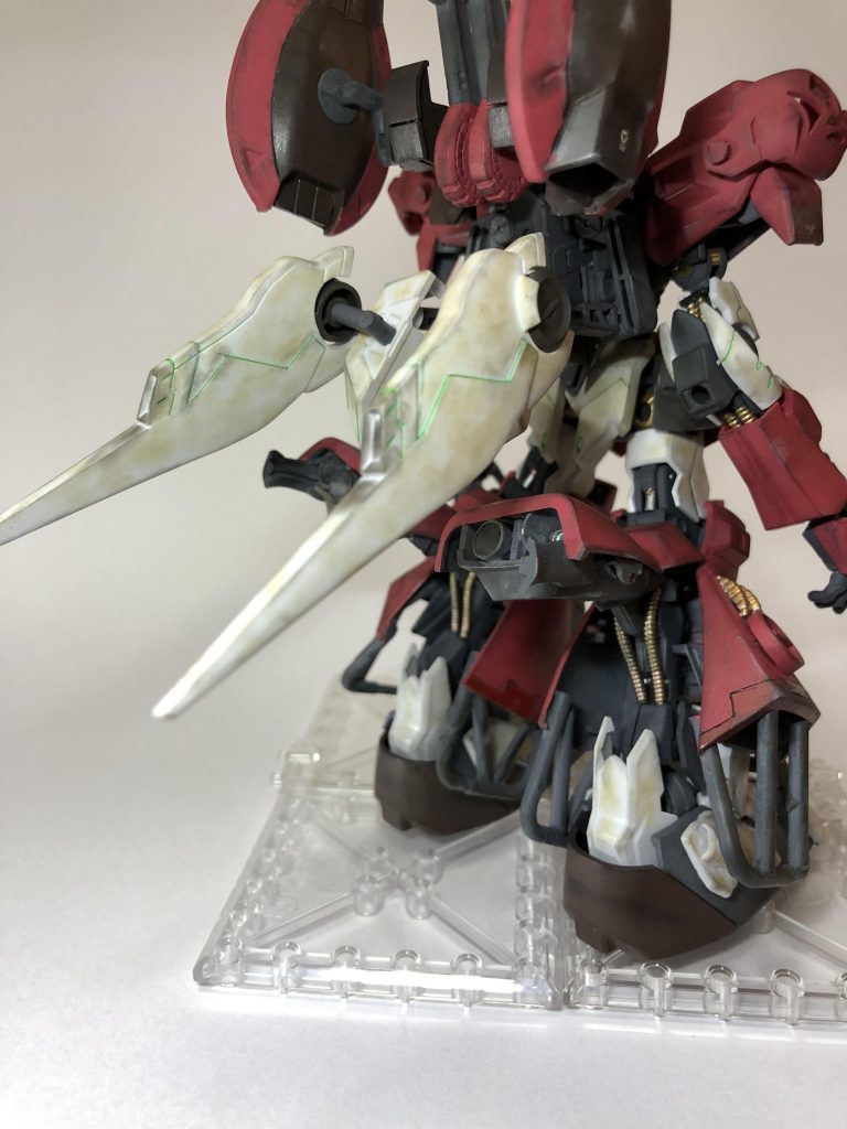 ◻️兵装③ バックニードルブースター
高速移動時にはブースター、接近戦時には前方へと回転してニードルとして使用する
ただ、極めて接近する必要があるため乱戦時の予備兵器として使用される