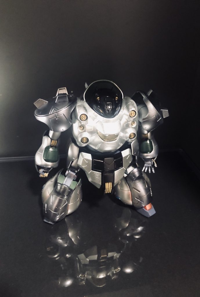 ウェザリング前の状態全身をシルバーで塗装。
肩と膝のパーツだけ下地をブラックで塗装しています。
ちなみにわかりづらいですが足のバーニアが小さかったんでハイゴックのバーニアをミキシングしてます。
バルバトスの敵役なんですが、デザインが好みすぎて好みすぎて