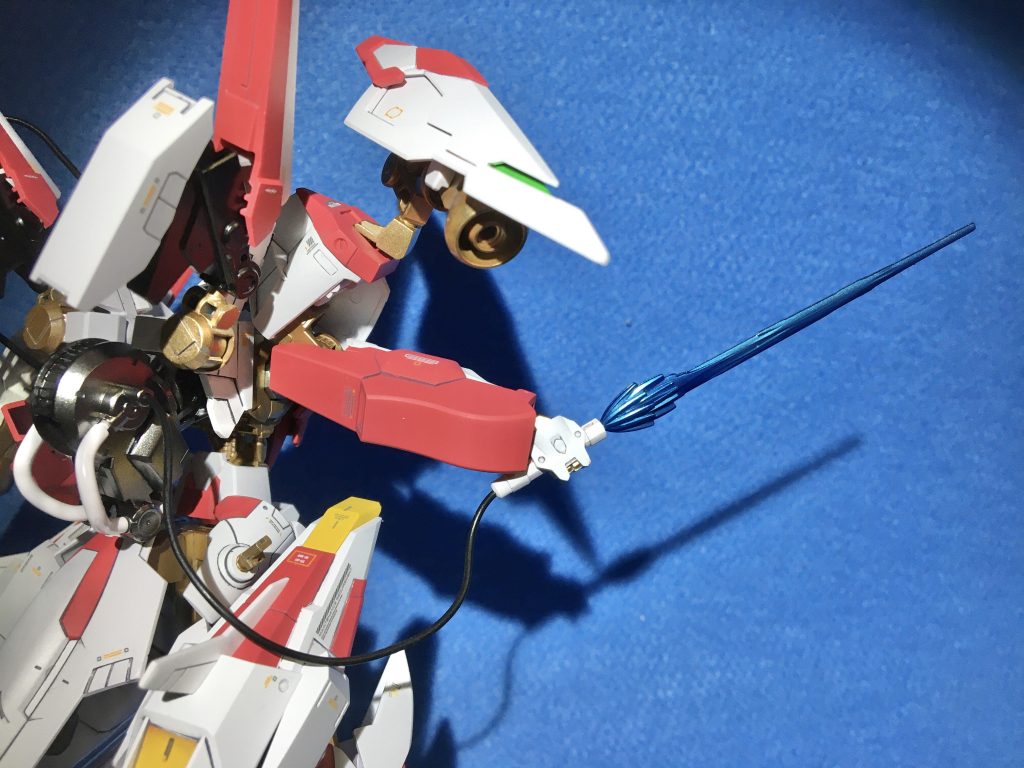 あくまで近距離且つ一瞬の間に電流を放つという設定なので、忍パルスビームで電流をイメージし、リアクターをエネルギー源としてコード接続し、鉄血世界における武器としてのリアリティを与えました。