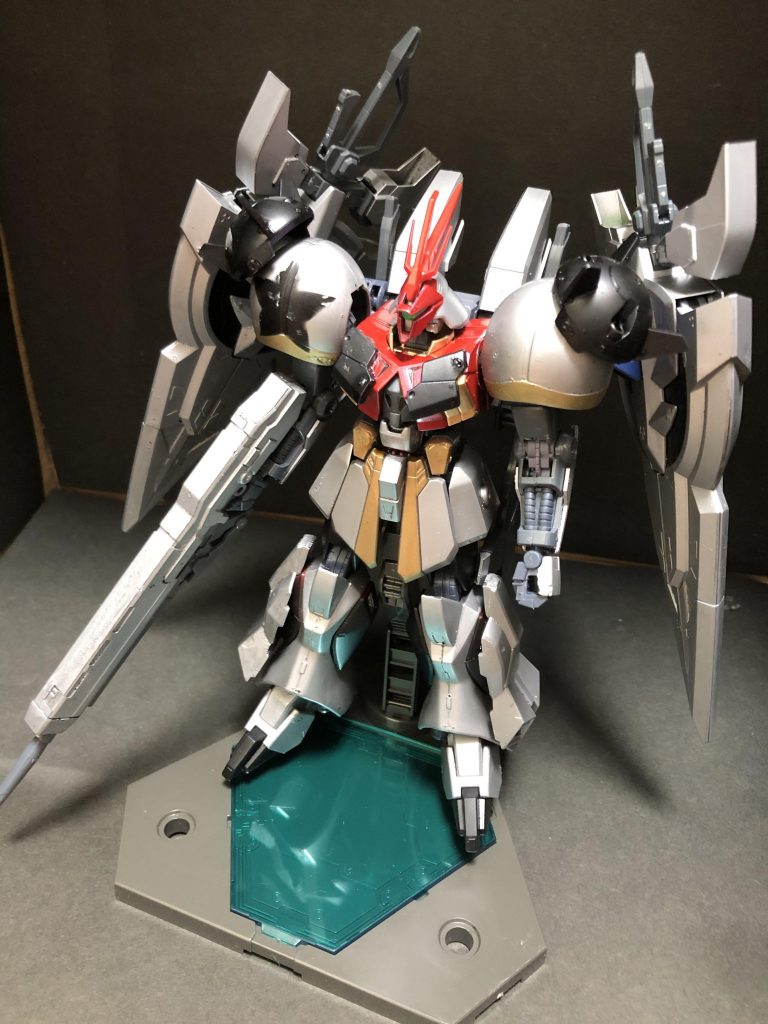 全体図。
バックパックにはジェガンBM、シナンジュ・スタイン、グレイズアイン、量産型ジオニックソードが搭載され、非常に重たいです。
そのためアームや関節などを接着剤で固定しており、キット特有の肩の外れやすさもあって。ブンドドには向きません。