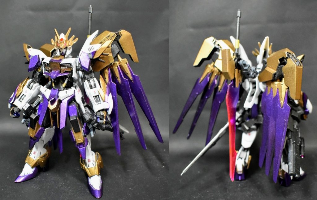 正面と背面から 羽はたためます
最初期のガンダムフレームなので後発のような特殊機能はとくにありません
大型バックパックと後ろにマウントした武器のせいで
かなり苦しいけどなんとか自立可能
配色は作者の趣味