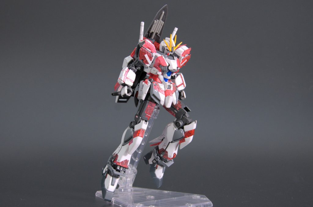 膝や肩などのチラっと見える装甲裏をグレーやブラックで塗装しました。