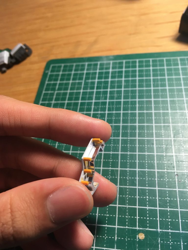 頭部センサーはクリアパーツの下にラピーテープの銀を貼り付けました。