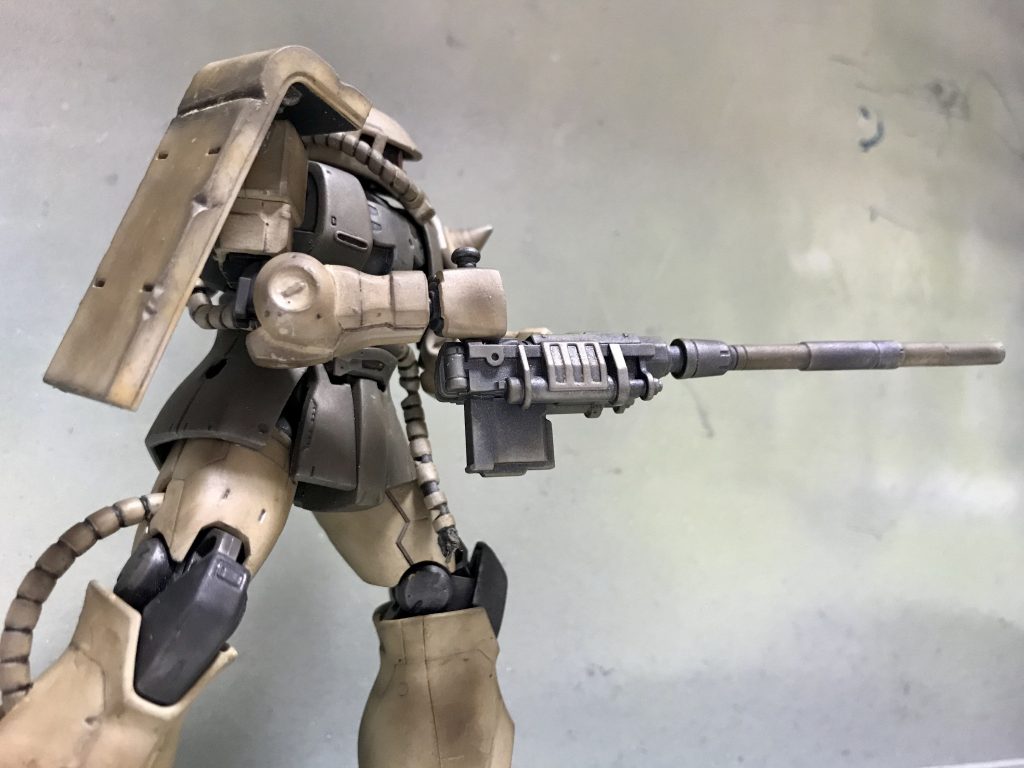 カレンによるビームライフルの狙撃を受け、マゼラトップ砲で反撃するシーン。