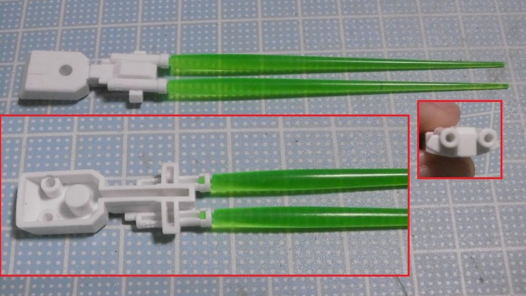 シールド裏のビームサーベルグリップの先端にある凸を切り落とし、１ｍｍ径ピンバイスで開口後デザインナイフで少しずつ削りながら約０.２ｍｍ拡張。取り付けが緩くなっても接着剤の薄塗りでカバー出来ます。通常のグリップと形状は若干異なりますが、裏側から見る事は多くないので問題なし。裏側の肉抜き面にエフェクトの軸が丁度よく収まりました。