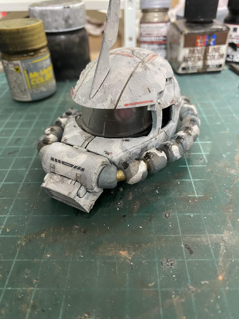 塗装を施した時の状態です！
一応本体にもうっすら迷彩がかかっていて動力パイプも別で迷彩をかけました！
風化を表現するためにわざとモノアイカバーにつや消しを吹いてます。