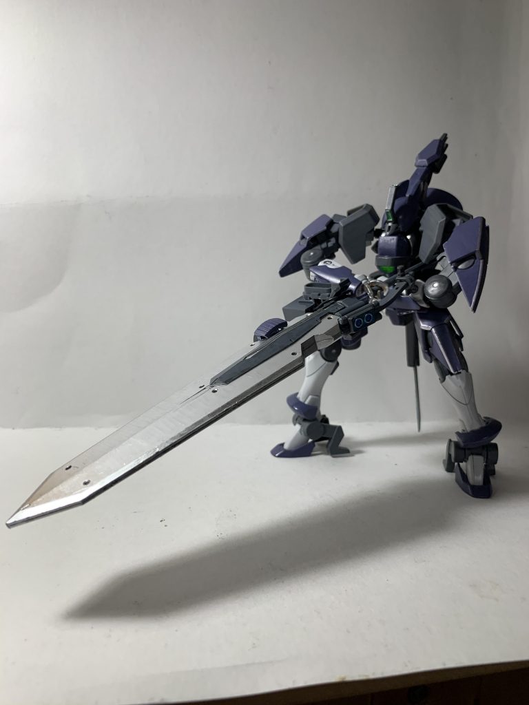 主武装の大剣、切るよりも推進力で叩き潰すイメージ