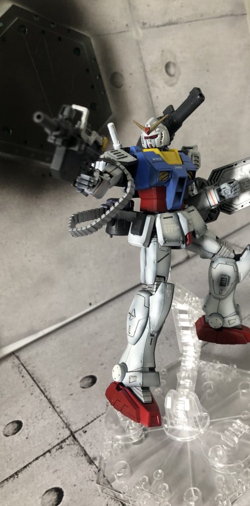 両手持ち、ビームサーベル、ショルダーキャノン武装てんこ盛り！
閃光防御バイザーからうっすらツインアイが見えます。